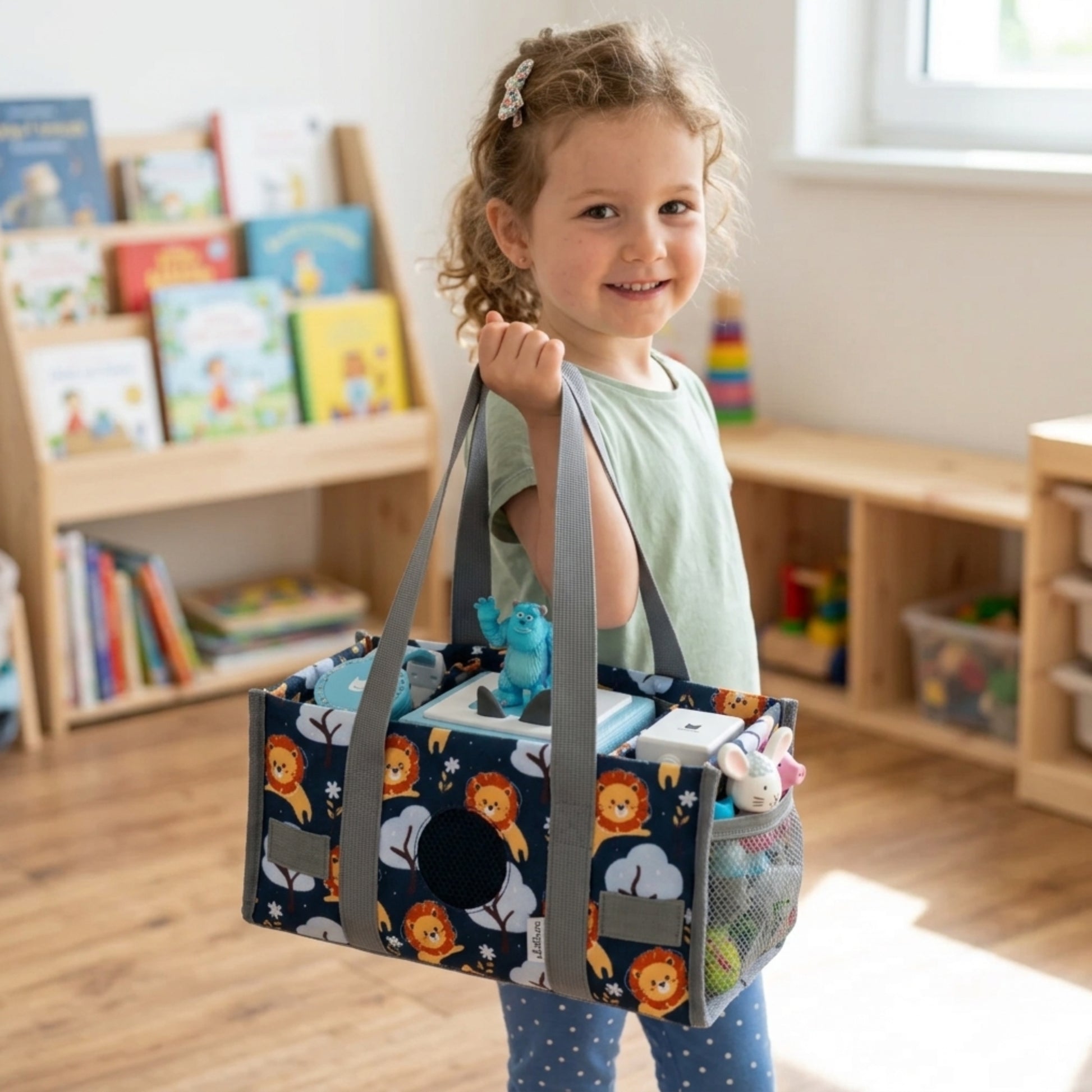 Ein kleines Mädchen trägt stolz ihre blaue Löwen-Transporttasche in den Kindergarten; die kompakte Größe und der handliche Griff machen sie zum perfekten Begleiter für den täglichen Weg und die Spielgruppe.