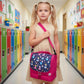 Ein kleines Mädchen trägt die pinke Prinzessin-Umhängetasche über der Schulter; die Aufnahme zeigt die ideale Passform und Größe der Tasche im täglichen Gebrauch.