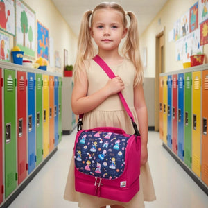 Ein kleines Mädchen trägt die pinke Prinzessin-Umhängetasche über der Schulter; die Aufnahme zeigt die ideale Passform und Größe der Tasche im täglichen Gebrauch.