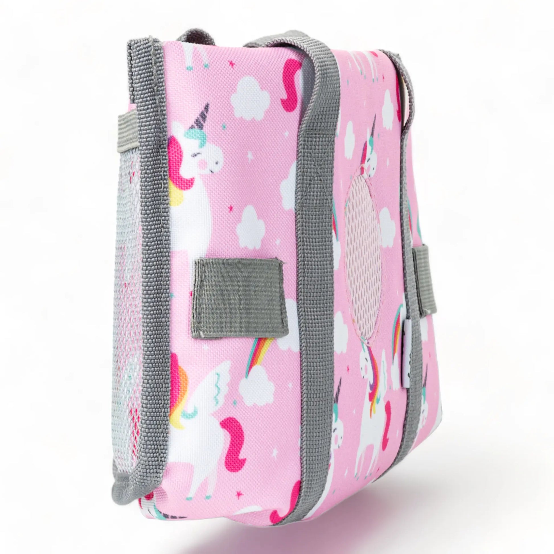 Seitenansicht der rosa Einhorn-Tragetasche im komplett gefalteten Zustand; zeigt, wie flach und platzsparend sich die Tasche zum Verstauen oder für den Transport im Reisegepäck zusammenlegen lässt.